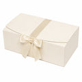 Boîte cadeau 30 x 20 x 10 cm en carton crème avec ruban satin fermeture à couvercle