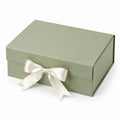 Boîte cadeau 30 x 22 x 10 cm en carton vert sauge avec ruban satin à couvercle