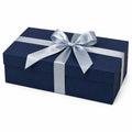 Boîte cadeau 30 x 20 x 10 cm en carton bleu marine avec ruban argenté décoratif