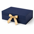 Boîte cadeau 30 x 22 x 10 cm en carton bleu marine avec ruban doré - rangement élégant