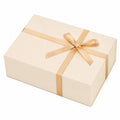 Boîte cadeau 30 x 20 x 10 cm en carton crème avec ruban doré - emballage à nœud